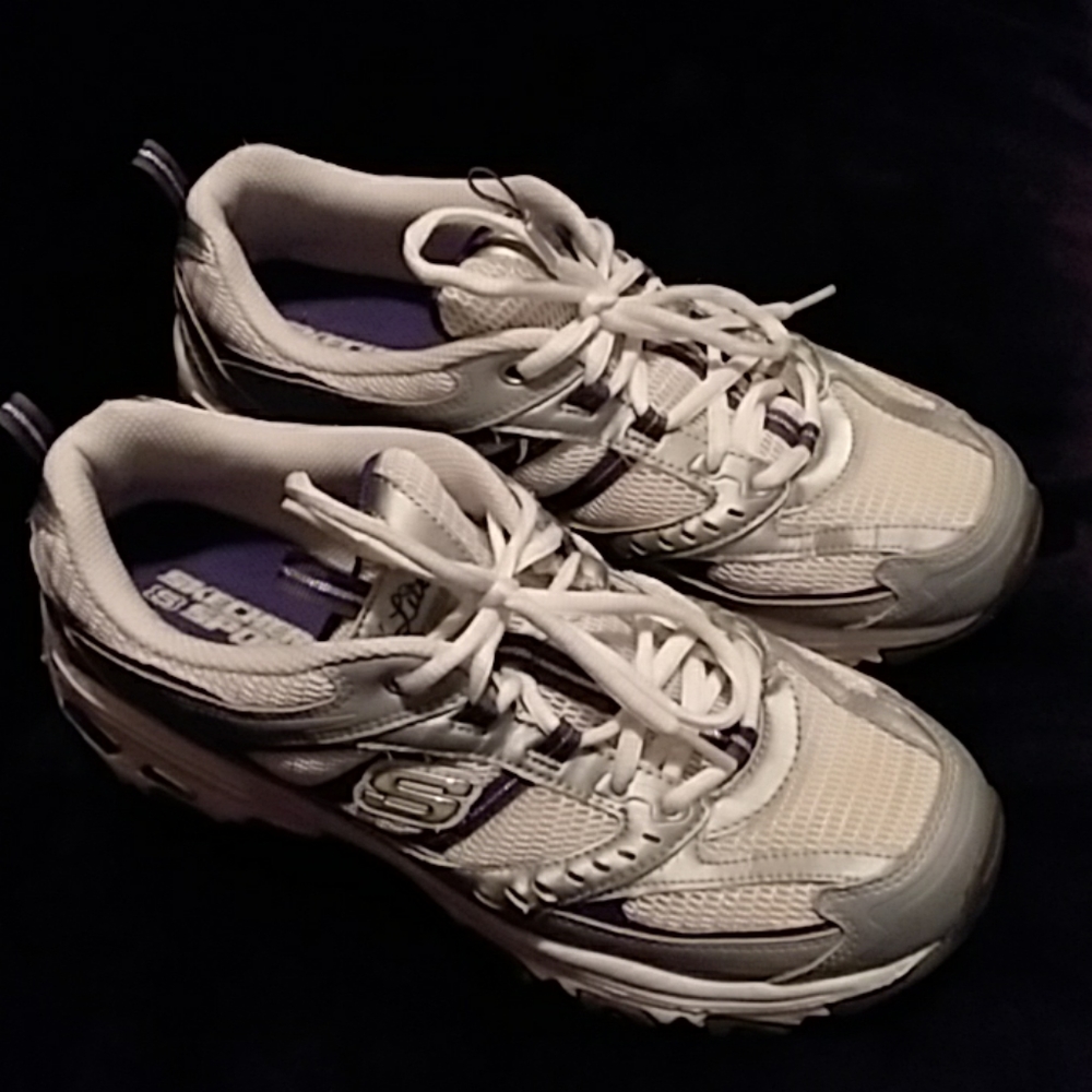 Skechers D'Lites Size 10 White Sneakers